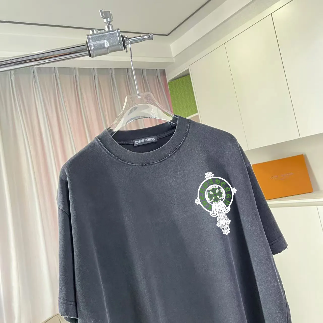 🅿️190 ch Crow* 2025 summer new style, washed, faded, worn, Sanskrit cross print, short-sleeved T-shirt, customized fabric 320g, same style for men and women, size: S M L XL XXL five sizes, color: black, gray, gradient black, gradient red